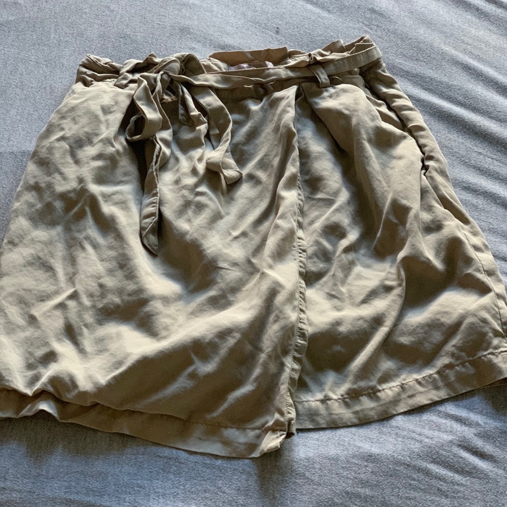 Khaki skirt with bow and pockets